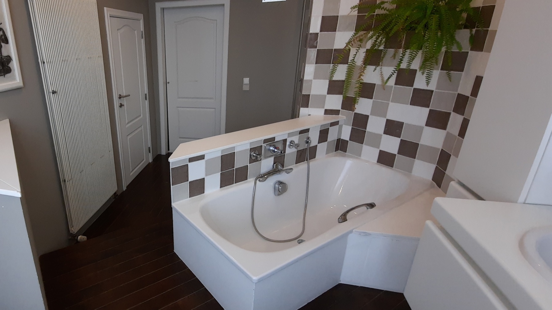 Luxe Room: separate bathroom
