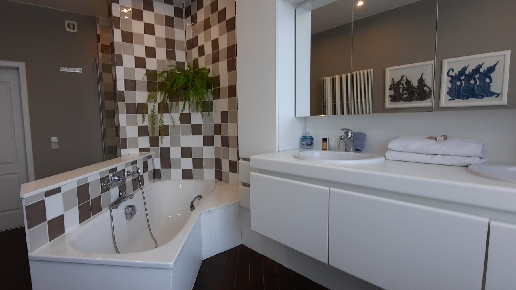 Luxe Room: separate bathroom