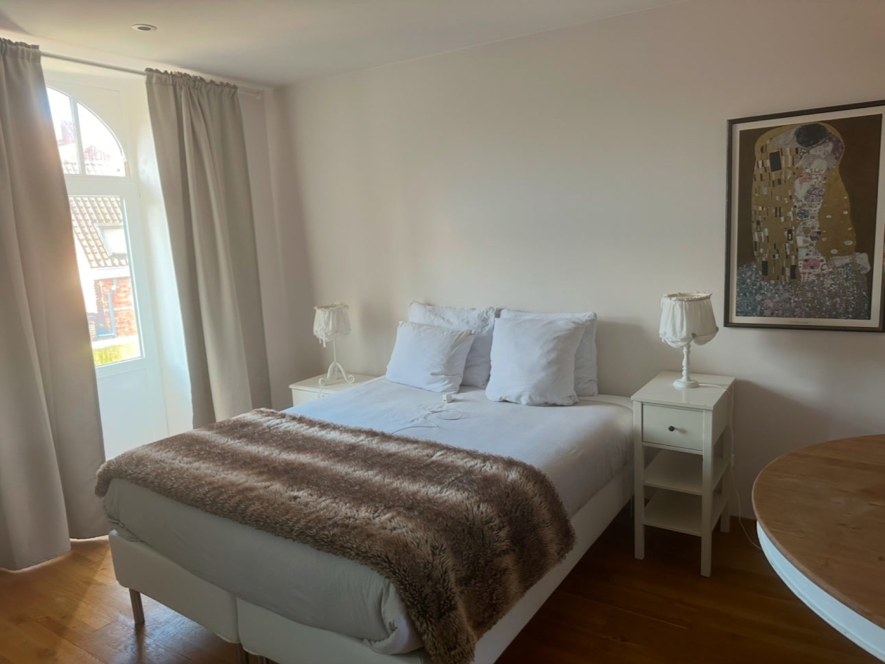 The Yoake Residence: bedroom